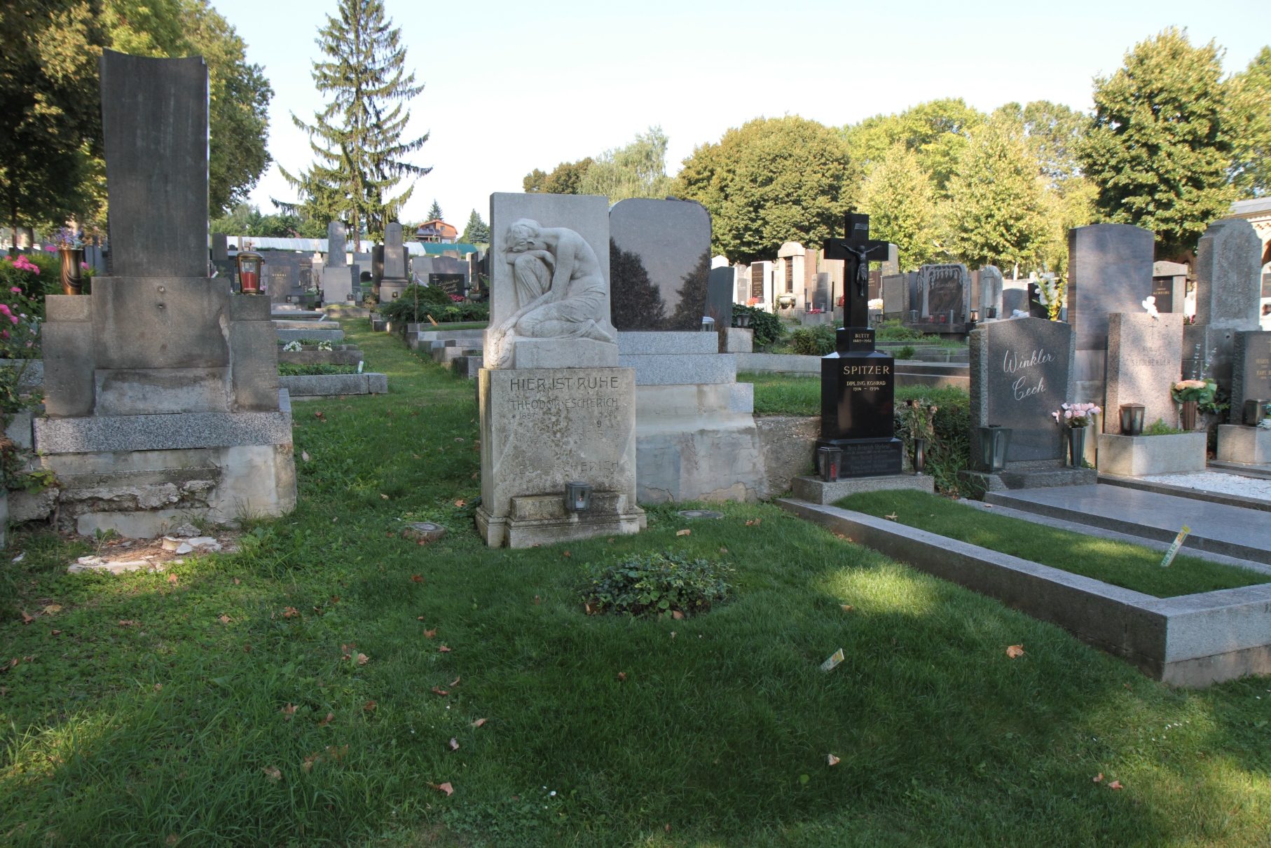 Theodor Escherich's tomb, Vienna - 02.JPG